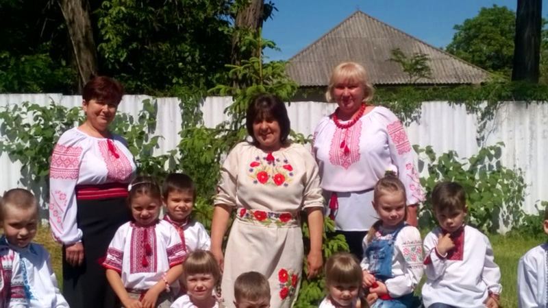 А над світом українська вишиванка цвіте