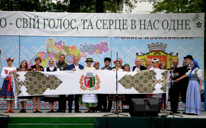 на головну